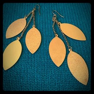🍂Gold tone dangle leaf earrings🍂